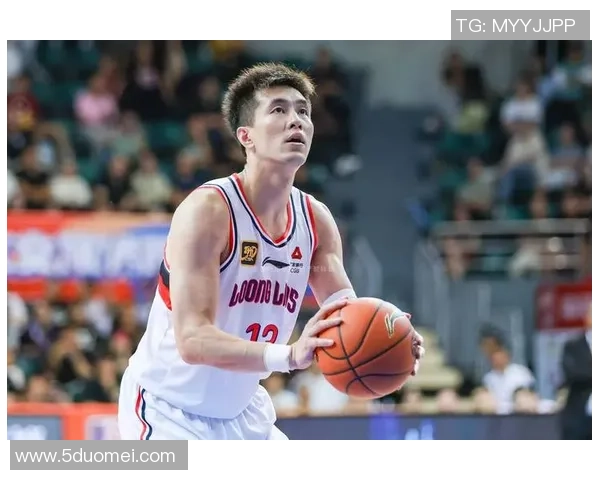 广州篮球队在世锦赛积分榜上以70分稳居第一名展现强劲实力